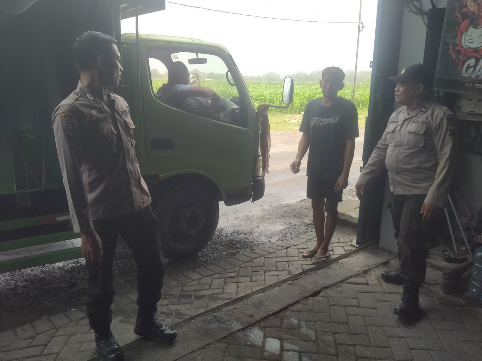 Personil Polsek Jogoroto Patroli Harkamtibmas Sambang Pemukiman Serta Dialogis Kamtibmas Dengan Warga Masyarakat