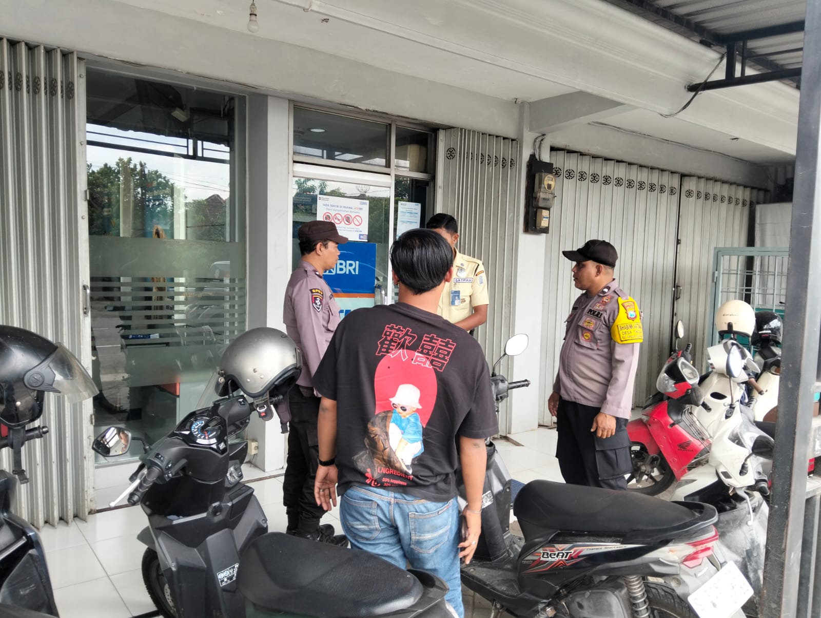 Patroli harkamtibmas Polsek bandarkedungmulyo, antisipasi tindak pidana curas di Bank BRI Unit Bandarkedungmulyo