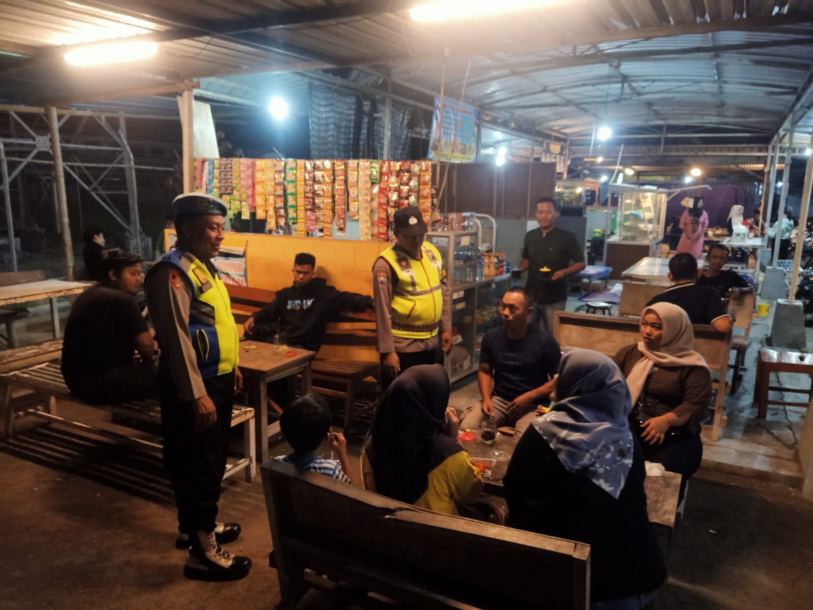 Antisipasi Gangguan Kamtibmas, Anggota Polsek Jogoroto Gelar Patroli Mobiling Serta Sambang Warung Kopi