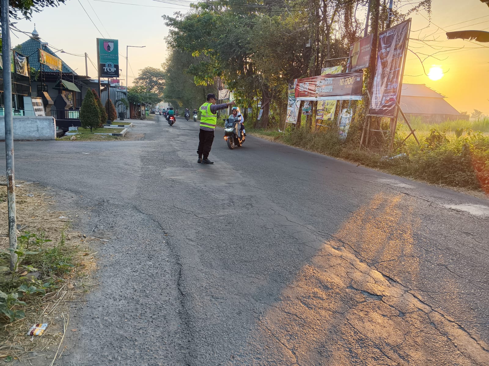 Anggota Polsek Jogoroto Rutin Melaksanakan Giat Pengaturan Pagi Sebagai Wujud Pelayanan Polsek Jogoroto Kepada Masyarakat
