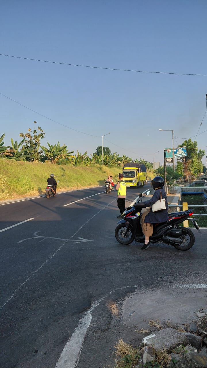 Polsek Kudu Tingkatkan Giat Pengaturan Jalan Pada Pagi Hari, Guna Mengurai Kepadatan Jalan