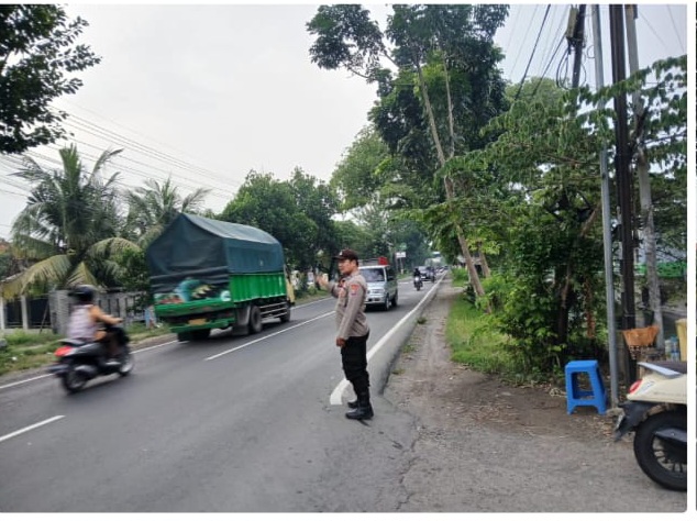 Pengaturan Lalu-lintas pagi hari memberikan pelayanan kepada anak-anak Sekolah dan masyarakat Pengguna Jalan.