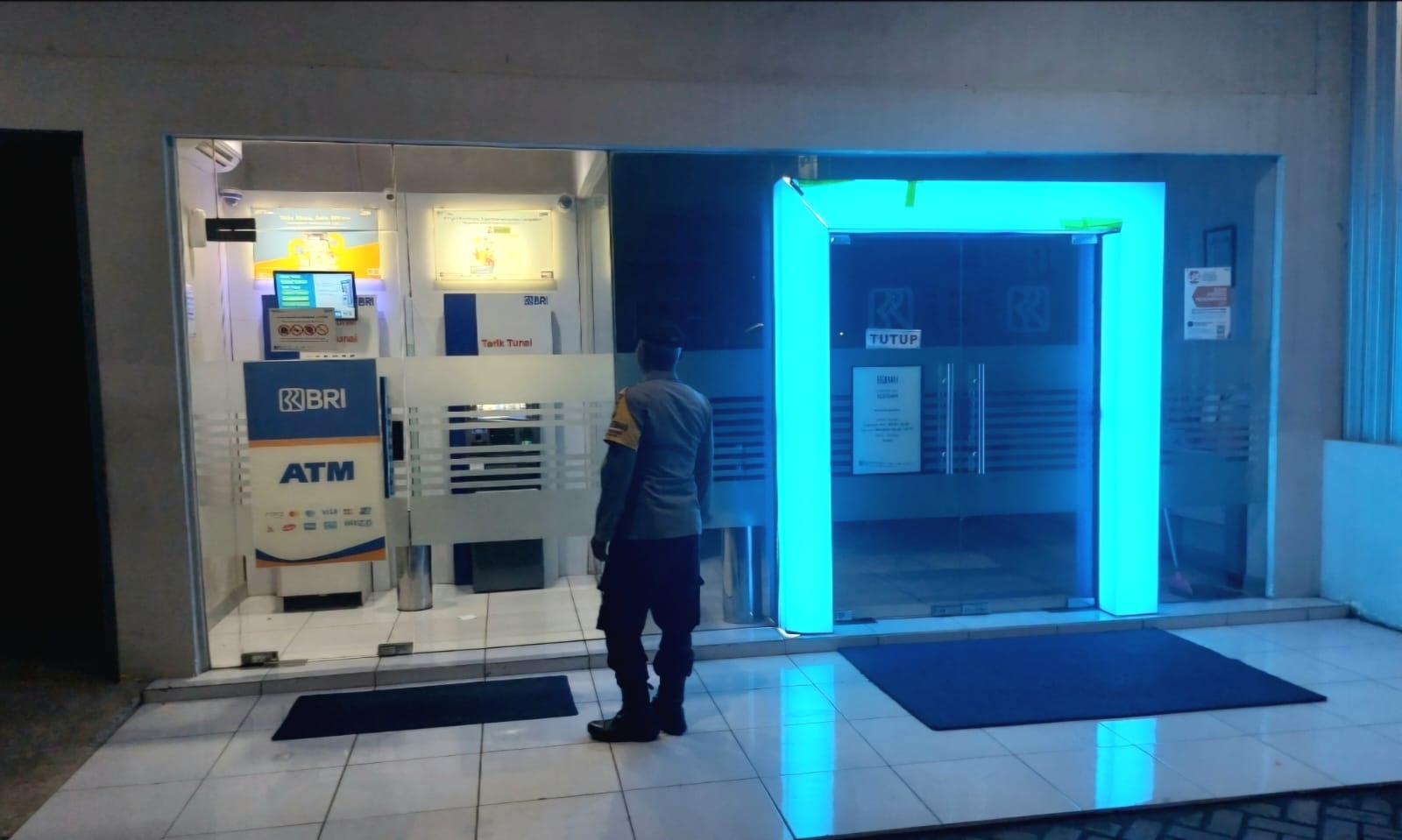 Patroli malam anggota Polsek Ngusikan pantau mesin ATM