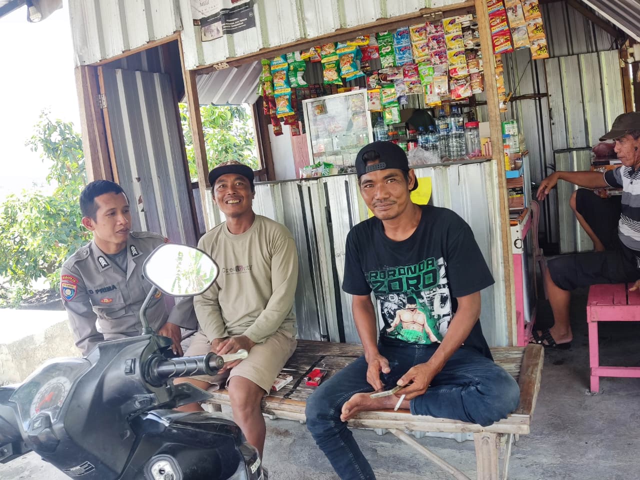Ngobrol Bareng Warga di Warkop, Kanit Sabhara Polsek Kesamben Ungkap Ancaman Yang Perlu di Waspadai
