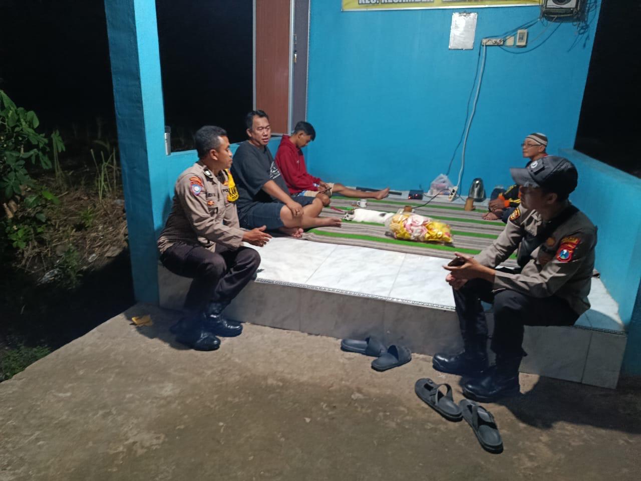 Motivasi Warga, Polsek Kesamben Patroli Sambang Pos Kamling