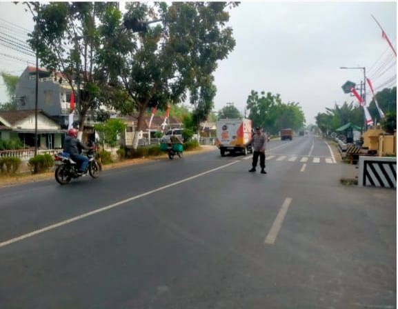 Kegiatan Pelayanan Gatur Pagi oleh personil Polsek Tembelang di simpang 3 pasar Ngrawan Kec. Tembelang Kab. Jombang