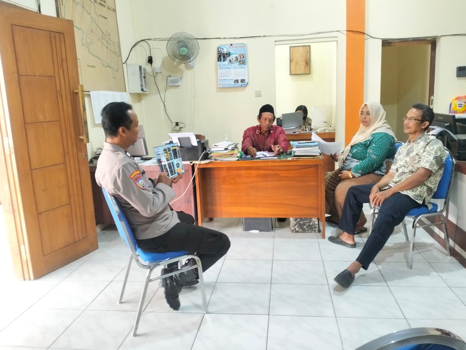 Bhabinkamtibmas Desa Tembelang Sambangi Warga, Sampaikan Pesan Kamtibmas dan Cegah Kenakalan Remaja
