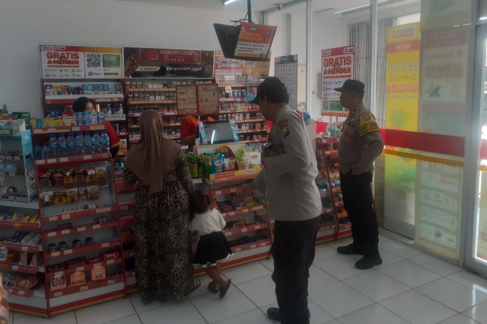 Patroli Harkamtibmas Siang Hari Anggota Polsek Jogoroto Sambang Minimarket Serta Memberi Himbauan Kamtibmas Kepada Karyawan