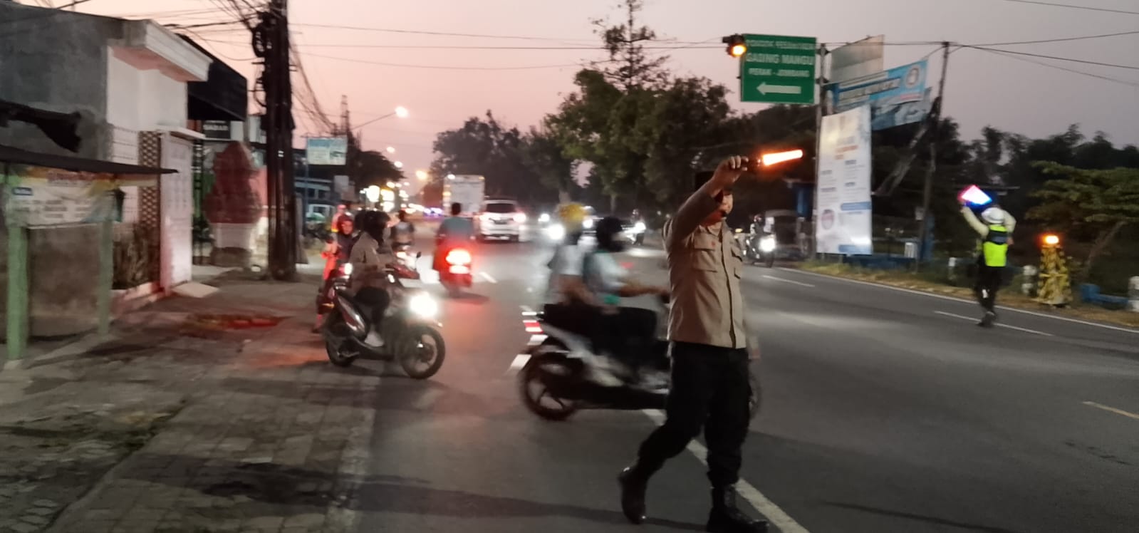 Anggota Polsek Perak giat pagi hari untuk mengatur arus lalu lintas di pertigaan pasar jeruk perak