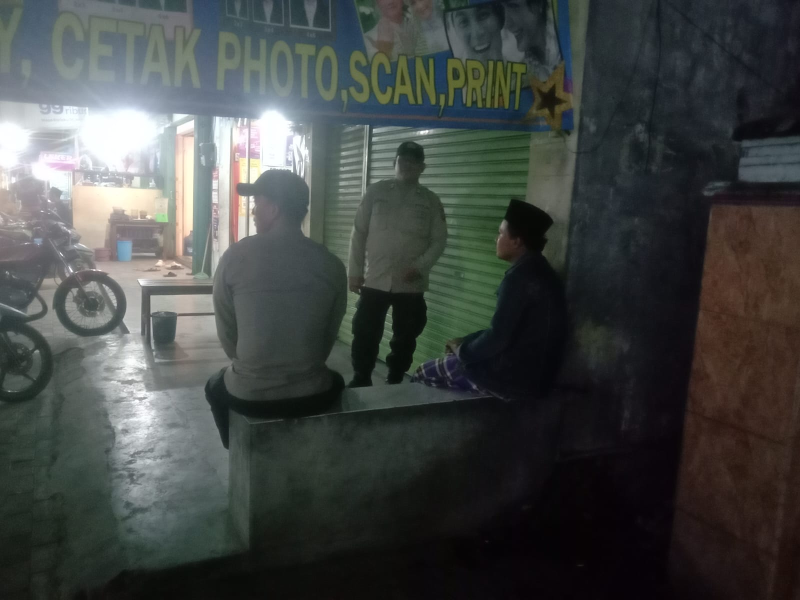 Anggota Polsek Jogoroto Patroli Malam Hari Sambang Pemukiman Serta Dialogis Kamtibmas Dengan Warga Masyarakat Yang Masi Berada Luar