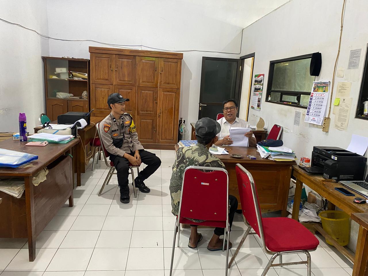 Pererat Sinergi, Bhabinkamtibmas Polsek Kesamben Sambangi Kantor Desa