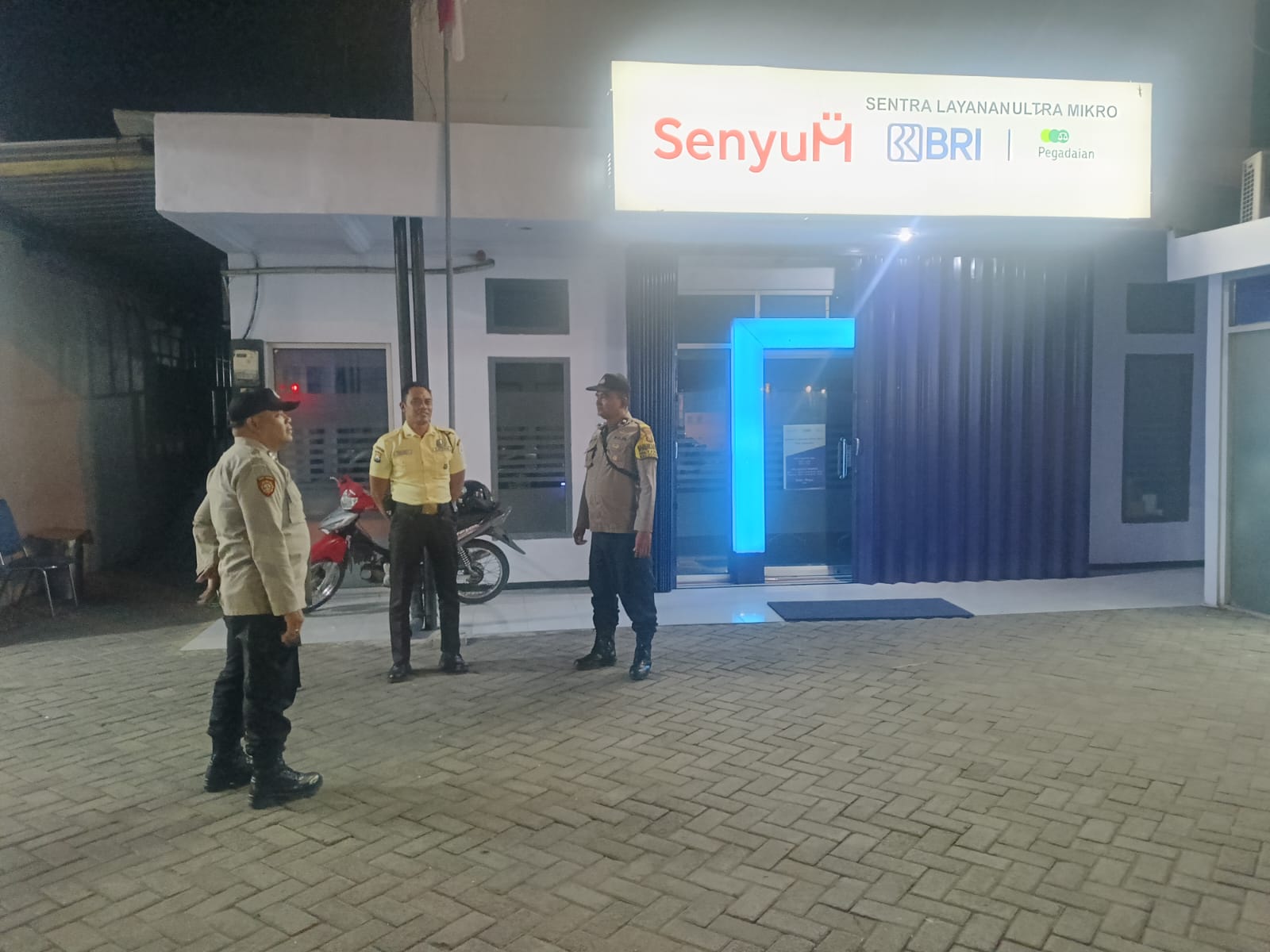 Patroli Harkamtibmas Malam Hari Anggota Polsek Jogoroto Sambang Obyek Vital Perbankan BRI Unit Jogoroto Serta Dialogis Kamtibmas Bersama Satpam
