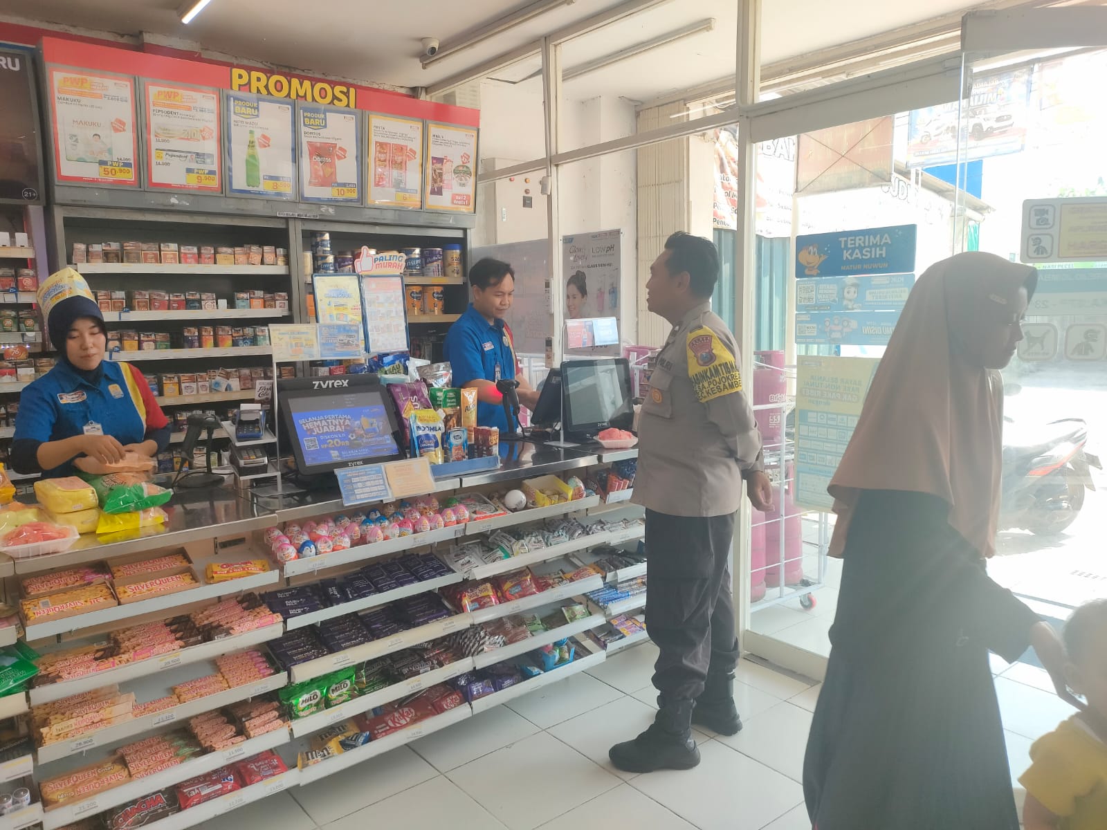 Patroli Sambang dan Dialogis Polsek Kesamben, Ciptakan Keamanan dan Kenyamanan di Indomaret
