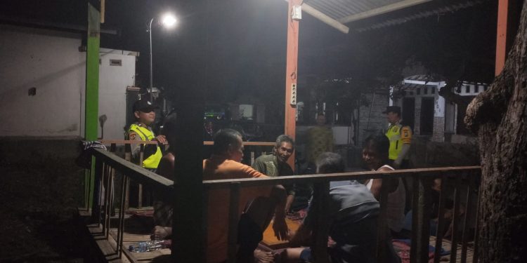 Patroli malam beri himbauan jaga Kamtibmas yang kondusif di desa bakalan Sumobito