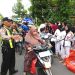 Anggota polsek perak giat bagi takjil bersama anggota perguruan silat kera sakti ranting perak
