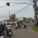 Atur jalannya lalu lintas Polsek Peterongan seberangkan siswa siswi sekolah