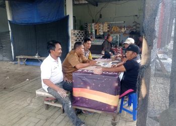 Anggota Polsek Bandar Kedungmulyo melaksanakan sambang kepada pemuda yang ada di warung