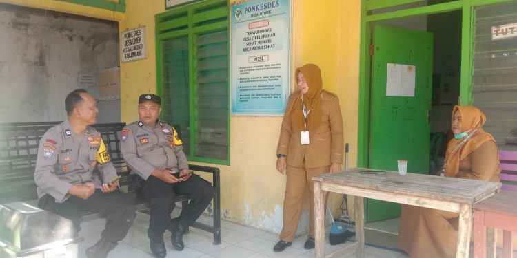 Polsek Diwek Laksanakan Patroli Dialogis di Polindes Desa Diwek, Jalin Sinergitas dan Sampaikan Pesan Kamtibmas