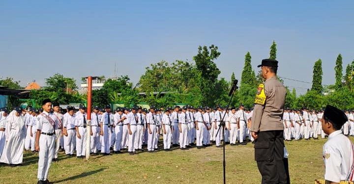 Kanit Binmas Polsek Diwek Menjadi Inspektur Upacara di MTsN 1 Jombang, Sampaikan Pesan Kamtibmas kepada Pelajar