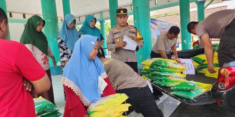 Giat Bazar Gerakan Pangan Murah polres jombang oleh polsek sumobito di Balai Desa Brudu