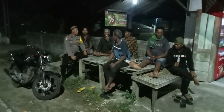 Polsek Bareng Melaksanakan Patroli Sepertiga Malam Sambang Di Desa Pakel Jagongan dengan Warga