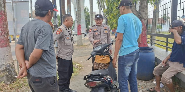 Anggota Polsek Jogoroto Patroli Dilogis Siang Hari Serta Memberikan Himbauan Keselamatan Berlalu-lintas kepada Masyarakat