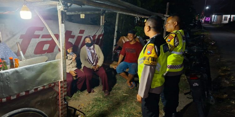 Jaga Kamtibmas, Unit SPKT Polsek Jogoroto Gelar Patroli Mobiling Serta Dialogis Kamtibmas Bersama Warga Masyarakat