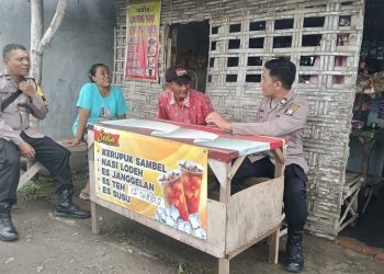 Patroli Harkamtibmas Siang Hari Unit SPKT Polsek Jogoroto Sambang Pemukiman Serta Dailogis Kamtibmas Dengan Warga Masyarakat Yang Berada Di Warung Kopi